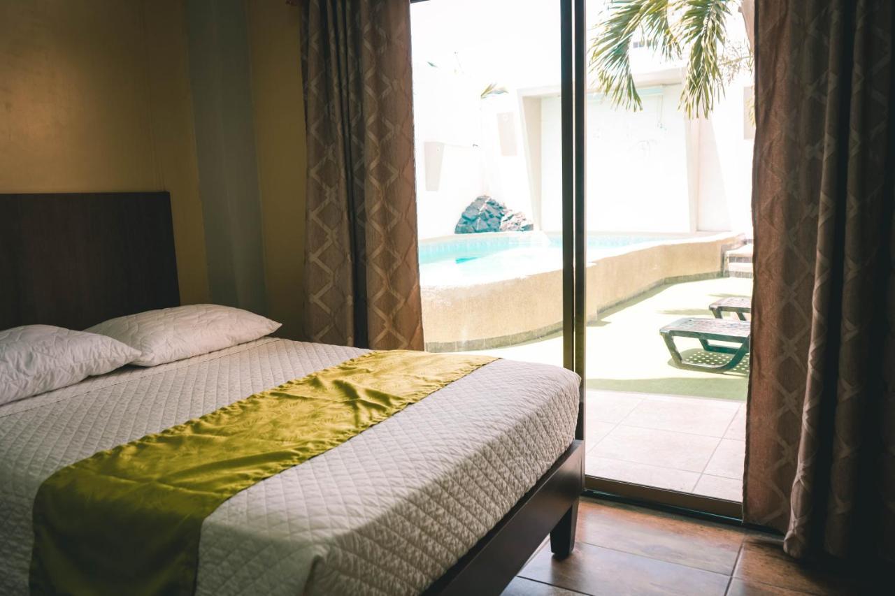 Hotel Manta Beach Madrigal Екстер'єр фото